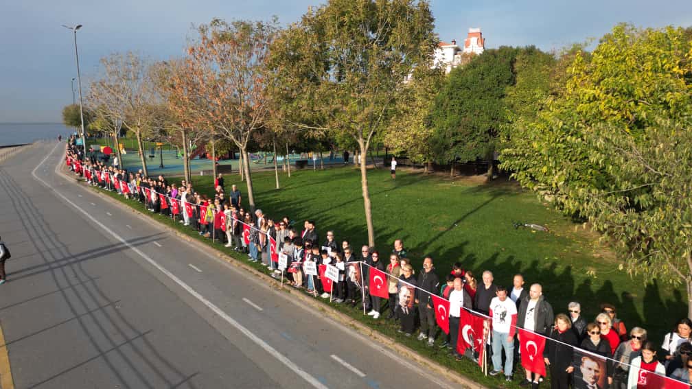 Kadıköy’de “Ata’ya Saygı Zinciri”